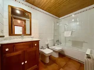 Baño 1 con bañera del apartamento El Encanto de Benasque