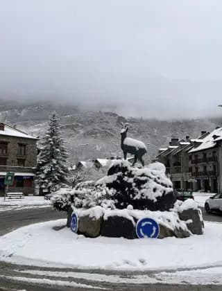 Entrada a Benasque con nieve en invierno