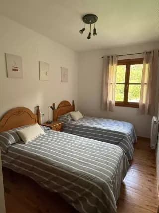 Segundo dormitorio con dos camas del apartamento El Encanto de Benasque