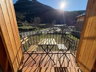 Vistas desde la terraza con montañas y sol en el apartamento El Encanto de Benasque