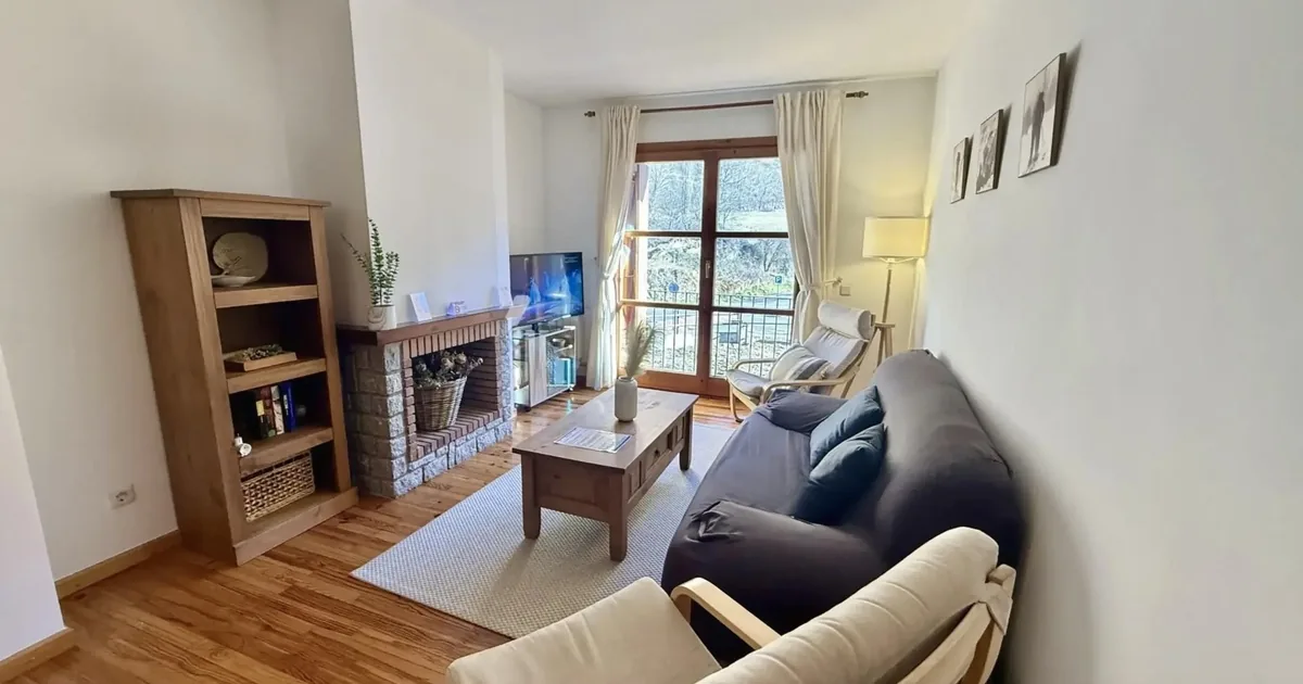 Cómo elegir apartamento en Benasque: guía de zonas, precios y alojamiento en el Pirineo Salón del apartamento El Encanto de Benasque, alquiler vacacional en el centro de Benasque