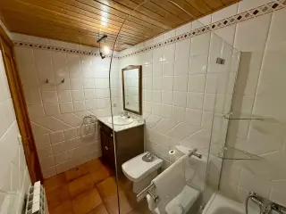 Baño 1 con ducha del apartamento El Encanto de Benasque