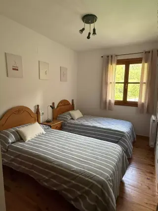 Segundo dormitorio con dos camas del apartamento El Encanto de Benasque