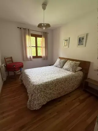 Dormitorio principal con cama de matrimonio del apartamento El Encanto de Benasque